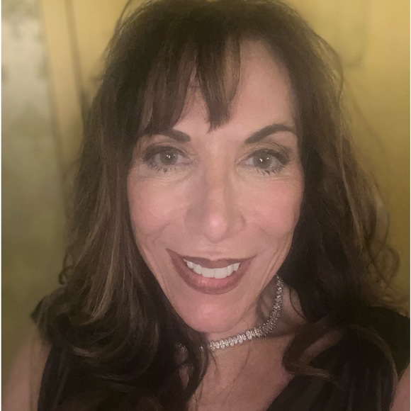 Meet your Posher, Laurie - Picture 2 of 2